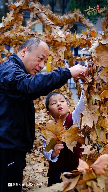 “落叶艺术”呼唤更多城市之美