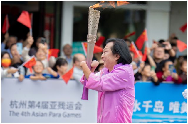 【致敬！平凡英雄】​没有手，他却捧回了“中国摄影最高奖”！