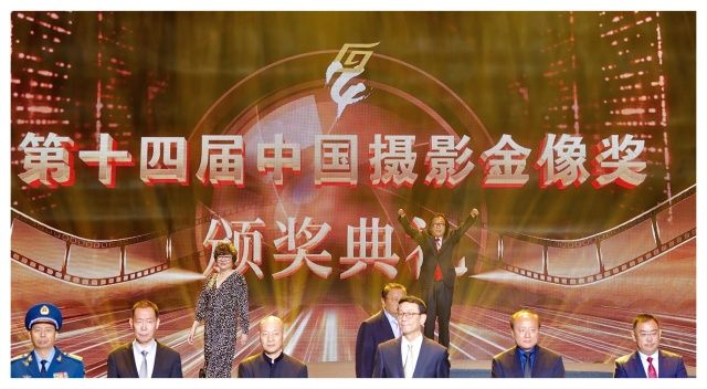 【致敬！平凡英雄】​没有手，他却捧回了“中国摄影最高奖”！