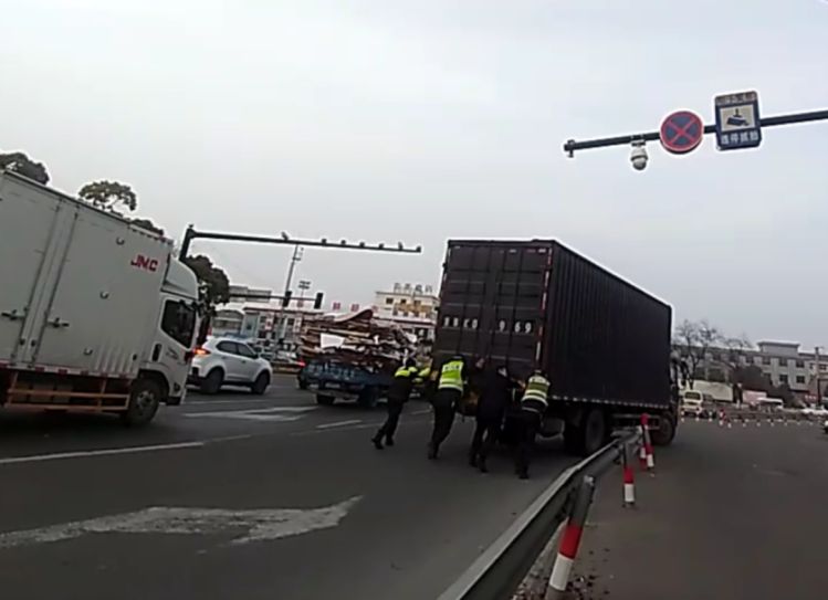 执勤中路遇“趴窝”货车,这群人秒变“推车哥”! 执勤中路遇“趴窝”货车,这群人秒变“推车哥”!