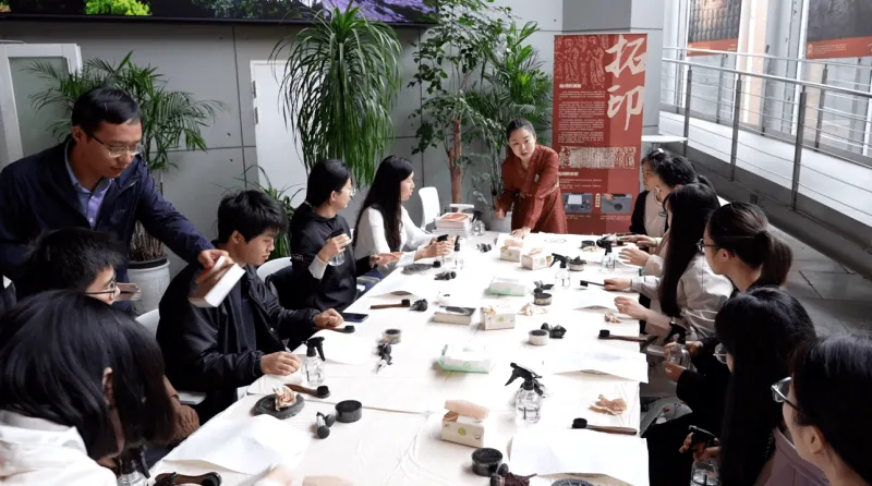 5A级景区被“搬”进高校？队伍排到食堂外了！